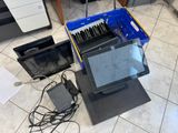 de nombreux appareils électroniques qui traînent par terre