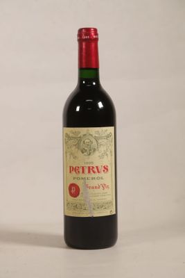 une bouteille de vin posée sur une table