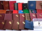 un grand nombre de livres posés sur une table
