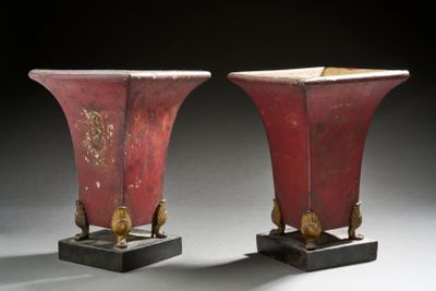 deux vases rouges posés l’un sur l’autre