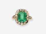 une bague à grappes d'émeraudes et de diamants