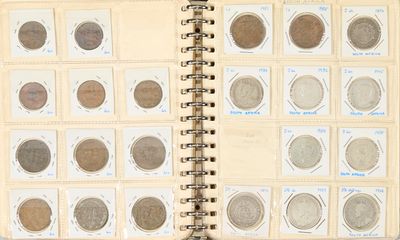 un livre dans lequel se trouve un tas de pièces de monnaie