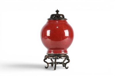 CHINE vers 1900. Vase pansu en céramique émaillée rouge à ba…