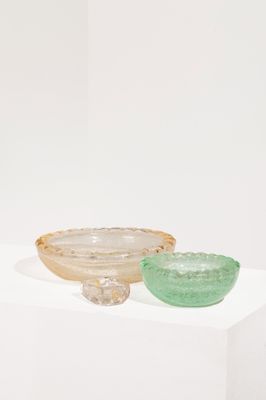 deux bols en verre posés sur un socle blanc