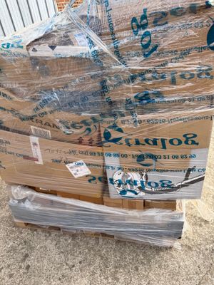 une pile de boîtes posées sur le sol
