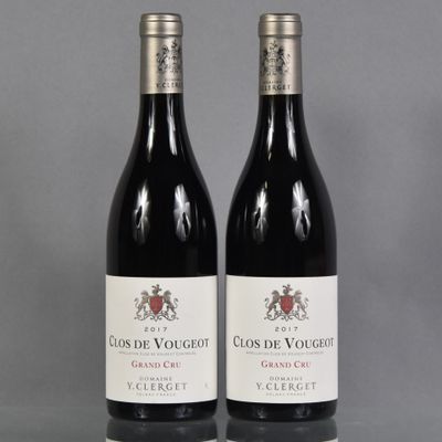 deux bouteilles de vin rouge posées l'une à côté de l'autre sur une table
