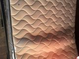 un matelas à l'arrière d'un camion, sur lequel est posé un sac rouge