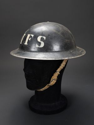 un casque argenté sur lequel figurent les lettres « f s »