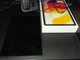 un téléphone portable posé sur une table, à côté d'un livre