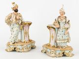 paire de figurines en porcelaine représentant un homme et une femme, de couleur bleue et dorée