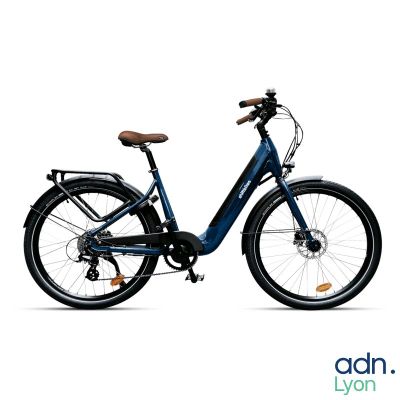 une photo d'un vélo électrique bleu garé sur une surface blanche