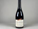 la bouteille de vin rouge est posée sur la table