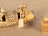un petit bateau en bois sur lequel se trouvent deux figurines