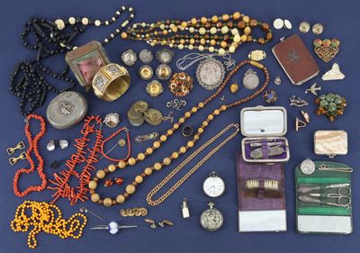 beaucoup de bijoux sur un fond bleu