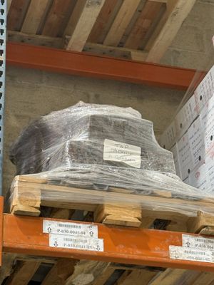 une palette chargée de nombreux cartons dans un entrepôt