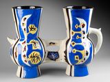 deux vases posés côte à côte sur une table