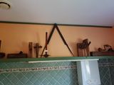 une étagère sur laquelle sont posés des outils, dans une pièce