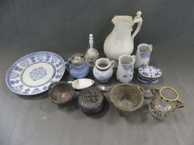 un grand nombre d'objets différents posés sur une table