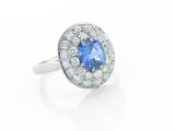 une bague à grappes de saphirs et de diamants