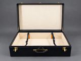une valise noire munie de deux poignées et d'une poignée noire