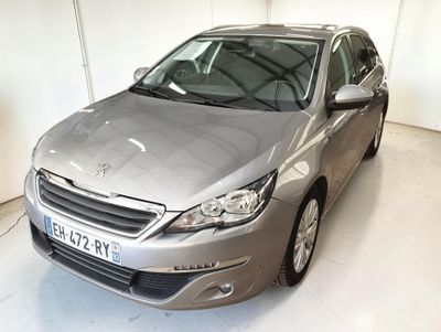 La voiture argentée est garée dans le garage de l'immeuble.