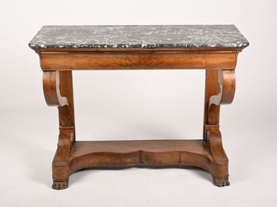 une vieille table en bois avec un plateau en marbre sur fond blanc