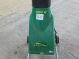 une machine verte posée sur le sol