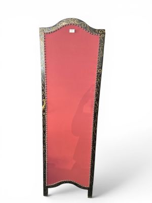 un miroir richement décoré trône sur une surface blanche