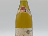une bouteille de vin posée sur une table