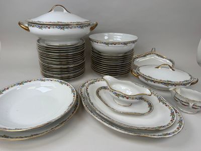 beaucoup d'assiettes et de bols sur la table
