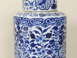 pot à gingembre bleu et blanc orné de motifs floraux sur le couvercle
