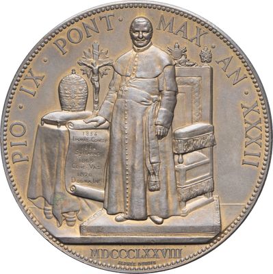 un gros plan d'une pièce de monnaie, avec un homme debout devant une table