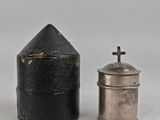 deux petits récipients métalliques posés l'un à côté de l'autre sur une surface blanche