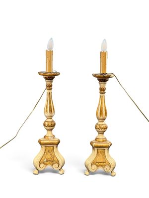 une paire de bougeoirs anciens en laiton surmontés de bougies