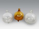 trois vases en verre posés les uns à côté des autres sur une table