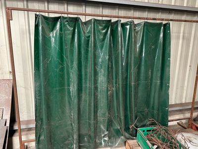 un rideau vert accroché au mur