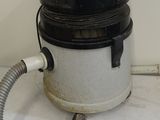 a vacuum that is sitting on a counter with a hose