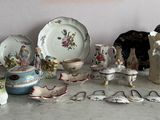 une table sur laquelle se trouvent de nombreux objets différents