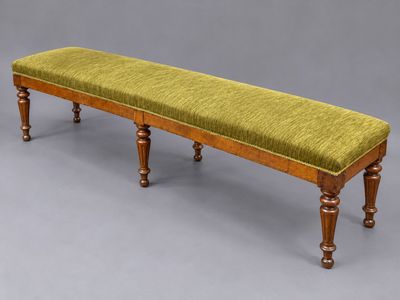 une photo d'un banc dont l'assise est recouverte d'un tissu vert