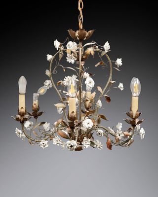 une image représentant un lustre orné de fleurs et de bougies