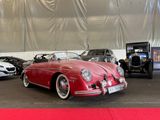 Plusieurs voitures de collection sont garées dans une grande salle recouverte d'un tapis rouge