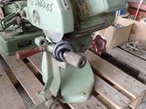 une machine posée sur une palette