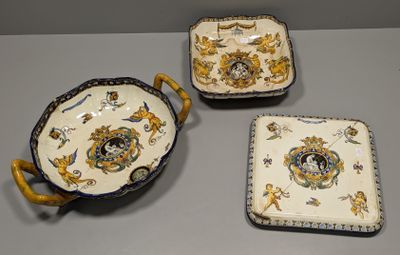 trois pièces de poterie exposées sur une table dans une pièce