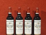 trois bouteilles de vin sont alignées sur une table