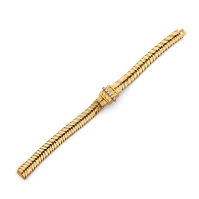un bracelet en or jaune muni d'un fermoir serti de diamants