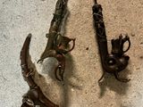 deux objets métalliques posés côte à côte sur le sol