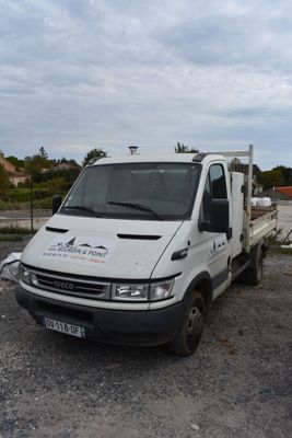 un camion blanc garé dans un parking