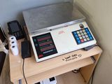 une image représentant une table sur laquelle se trouve une calculatrice