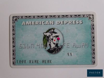 une carte de crédit American Express posée sur une table blanche