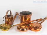 un grand nombre d'objets différents posés sur une table
